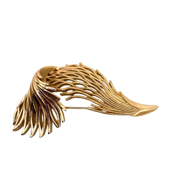 Vintage Trifari Folded Feather/Leaf Brooch Pin - Picture 4 of 8
